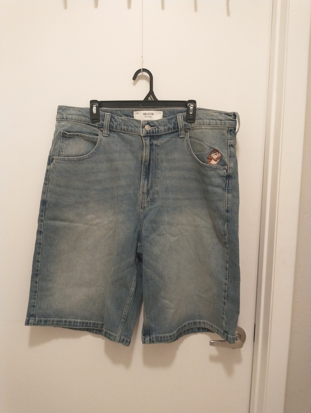 Hollister Looney Tunes Taz Super Baggy Jean Shorts Men’s In Medium  Wash Sz W38